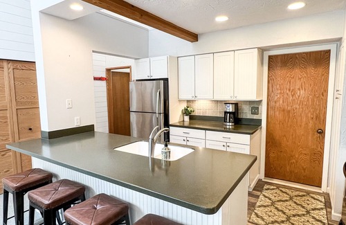 Petoskey Condominio | Nicely Decorated 3 Bd LAKESIDE CLUB #56 - Close to Ski Hills + Indoor pool!