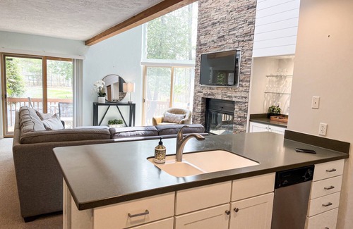 Petoskey Condominio | Nicely Decorated 3 Bd LAKESIDE CLUB #56 - Close to Ski Hills + Indoor pool!