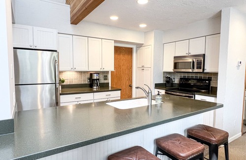 Petoskey Condominio | Nicely Decorated 3 Bd LAKESIDE CLUB #56 - Close to Ski Hills + Indoor pool!