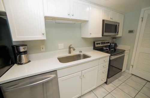 Bel Air Condominio | Nicely Updated Beachfront 2BR (Sleeps 8) With ocean view and convenient parking.