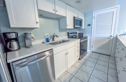 Bel Air Condominio | Nicely Updated Beachfront 2BR (Sleeps 8) With ocean view and convenient parking.