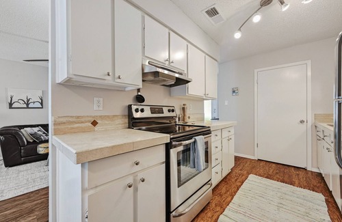 Balcones Terrace Casa | Bien actualizado 1200sf 2br / 2ba en excelente ubicación !!