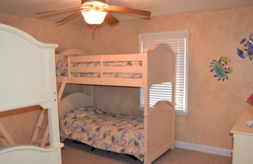 Dennisville Casa | ¡Las mejores vistas que Sea Isle tiene para ofrecer! Gran sala con techo de 14 pies. Mira hacia el océano