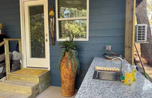 Fort Walton Beach - Destin Casa | Niceville FL Charming 2-bedroom house with WiFi, AC OUTDOOR kitchen and LR