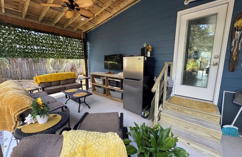 Fort Walton Beach - Destin Casa | Niceville FL Charming 2-bedroom house with WiFi, AC OUTDOOR kitchen and LR