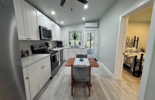 Fort Walton Beach - Destin Casa | Niceville FL Charming 2-bedroom house with WiFi, AC OUTDOOR kitchen and LR
