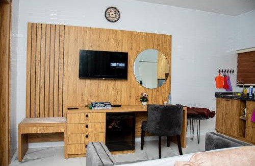 Abuja Apartamento | NIFEWAT APARTMENT,Dijon studio apartment with pool,WiFi, gym,Netflix and sit out area