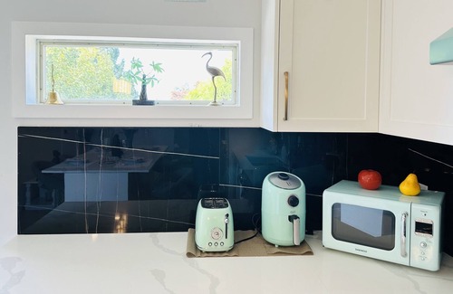 Delta Casa | Nifty 50’s Nest with hot tub