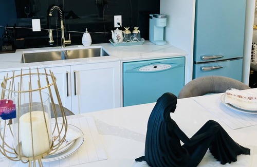 Delta Casa | Nifty 50’s Nest with hot tub