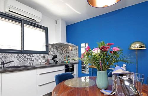 Gaillac Apartamento | Estudio de noche azul con balneoterapia.