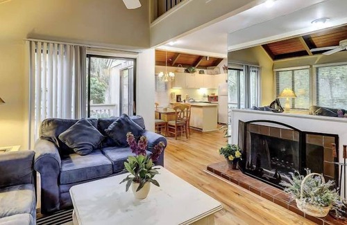 Night Heron Condominio | Night Heron 2 BDR plus loft villa in Sea Pines. Community Pool and Close to Beach Paths.