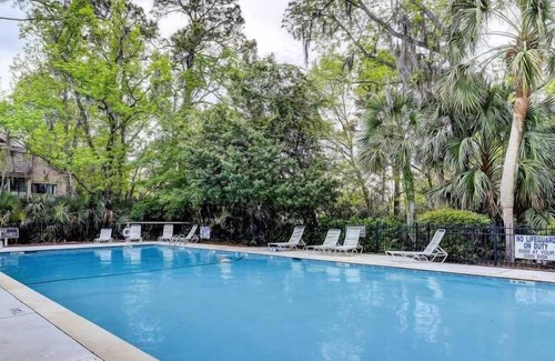 Night Heron Condominio | Night Heron 2 BDR plus loft villa in Sea Pines. Community Pool and Close to Beach Paths.