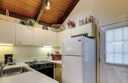 Night Heron Condominio | Night Heron 2 BDR plus loft villa in Sea Pines. Community Pool and Close to Beach Paths.