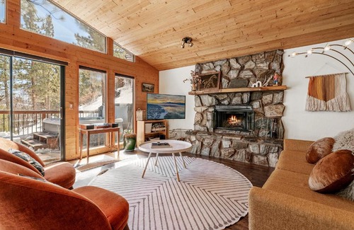 Fawnskin Casa | Nightcap Lodge- HOT TUB WITH BREATHTAKING MOUNTAIN VIEWS!