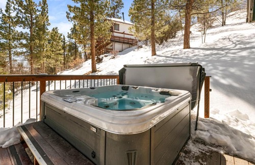 Fawnskin Casa | Nightcap Lodge- HOT TUB WITH BREATHTAKING MOUNTAIN VIEWS!