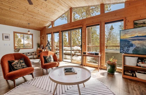 Fawnskin Casa | Nightcap Lodge- HOT TUB WITH BREATHTAKING MOUNTAIN VIEWS!