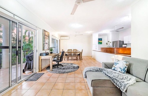 Nightcliff Condominio | Nightcliff Foreshore: Pool ~ Outdoor Dining ~ BBQ