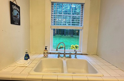 Mount Vernon Cabaña | Nightingale Cottage within Historic Former Elizabeth Arden Spa. Belgrade Lakes