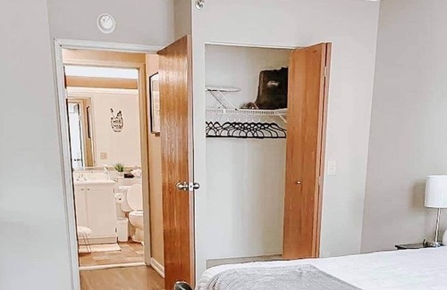 Downtown Detroit Apartamento | Nightlife/ Water View w/ King bed