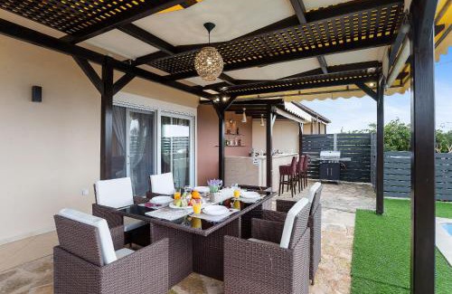 Plaka Casa | Nikos Dimitra Luxury Home BY APOKORONAS-VILLAS