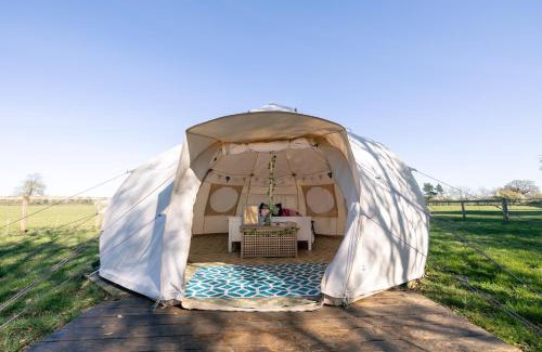 Brackley Otro | Nine Acres, Hot Tub, peaceful