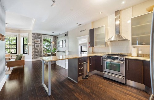 Wrigleyville Casa | Nine-Bedrooms in Wrigleyville