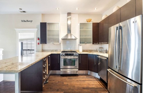 Wrigleyville Casa | Nine-Bedrooms in Wrigleyville