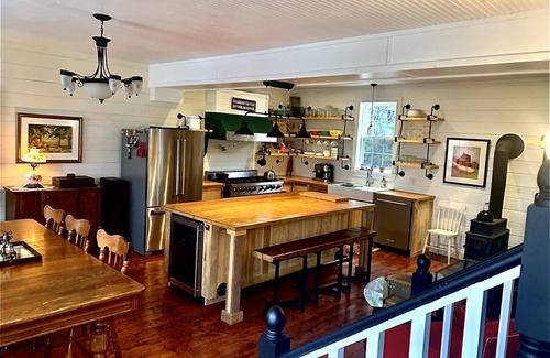 Colliers Casa | Nine Island Cottage - Lake front, Hot Tub, 45 mins from St. John's, Sleeps 14