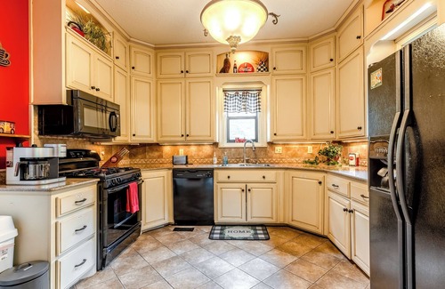 Siloam Springs Casa | Nine Oaks Charming Retreat - Arcade Game Room - Hot Tub - Sleeps 10