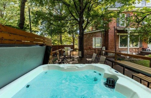 Siloam Springs Casa | Nine Oaks Charming Retreat - Arcade Game Room - Hot Tub - Sleeps 10