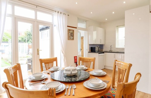 Southend-on-Sea Casa | NINETY EIGHT, family friendly, with a garden in Southend-On-Sea