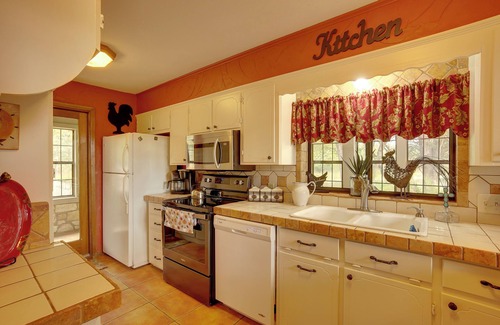 Bryan Casa | 'Nini's Love' Cottage w/ Deck + Fishing Pond!