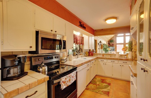 Bryan Casa | 'Nini's Love' Cottage w/ Deck + Fishing Pond!