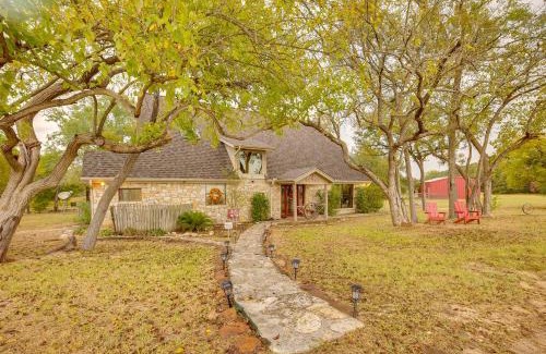 Bryan Casa | Ninis Love Cottage with Deck and Fishing Pond!