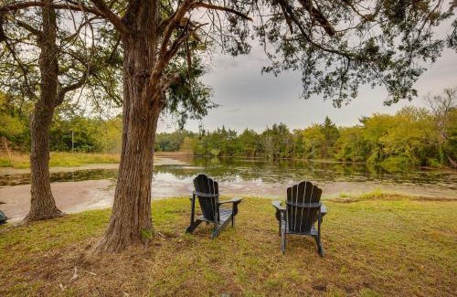 Bryan Casa | Ninis Love Cottage with Deck and Fishing Pond!