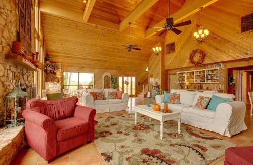 Bryan Casa | Ninis Love Cottage with Deck and Fishing Pond!