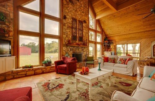 Bryan Casa | Ninis Love Cottage with Deck and Fishing Pond!