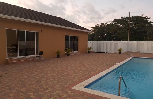 Runaway Bay Casa | Nique's Place