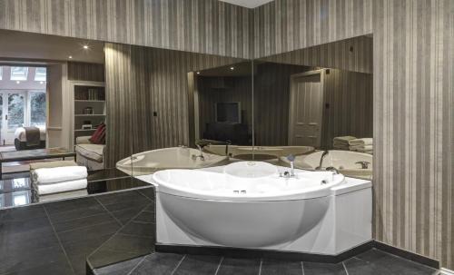 New Town Hotel | Nira Caledonia