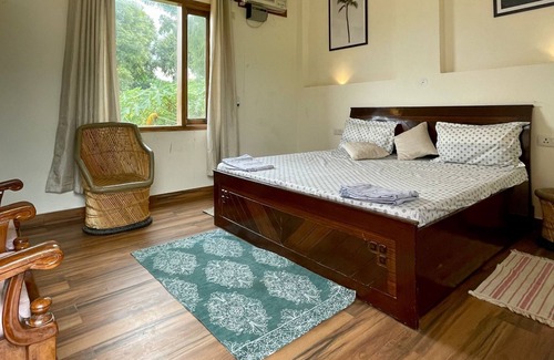 Sainik Farm Otro | Nirvair Farmhouse - Private cozy villa in South Delhi with garden and Projector
