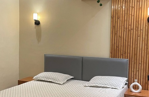 Sainik Farm Otro | Nirvair Farmhouse - Private cozy villa in South Delhi with garden and Projector