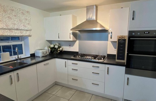 Newport Pagnell Casa | Nirvarna - Luxury 5-Bedroom, Fast Wifi, Free Parking, Smart TV, Garden