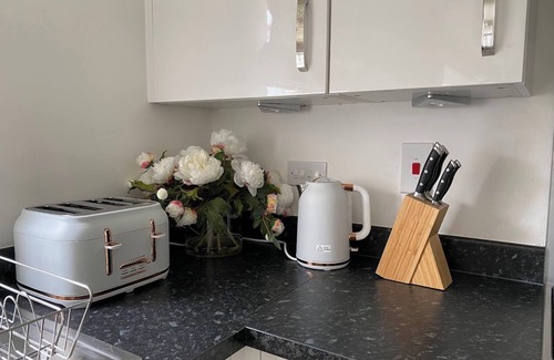 Newport Pagnell Casa | Nirvarna - Luxury 5-Bedroom, Fast Wifi, Free Parking, Smart TV, Garden