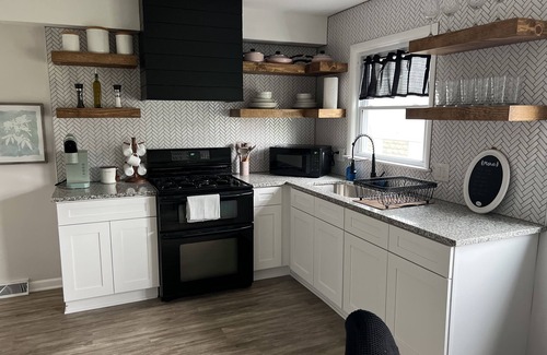 DeKalb Casa | NIU Coporate and Business Travel Long Term Stays Welcome! 4 BD 3 BA