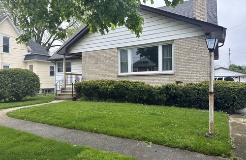 DeKalb Casa | NIU Coporate and Business Travel Long Term Stays Welcome! 4 BD 3 BA
