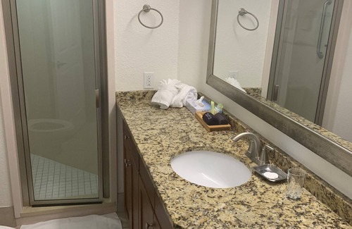 Ocean View Halifax Estates Condominio | Lovely 2-bedroom condo in Daytona Beach Shores with AC, WiFi, fitness room