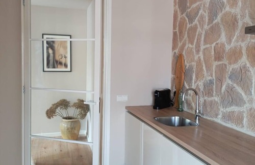 Bodegraven Apartamento | Mediterranean Apartment with Hot Tub & Home Cinema – Across from the Station