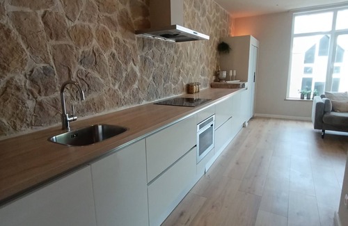Bodegraven Apartamento | Mediterranean Apartment with Hot Tub & Home Cinema – Across from the Station