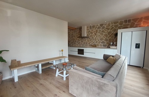 Bodegraven Apartamento | Mediterranean Apartment with Hot Tub & Home Cinema – Across from the Station