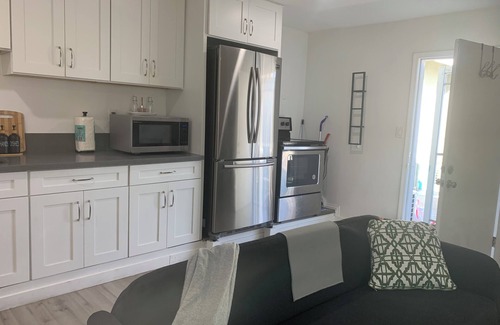 Palms Casa | Modern One bedroom Guest House with WiFi, AC, Charming Patio, near Culver City,